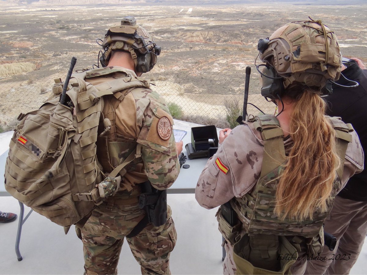 EstebanPhoto11's tweet image. Operadores JTAC del #EZAPAC del @EjercitoAire coordinando misiones de Close Air Support con los A-10 de la USAF en el polígono de tiro de Bardenas durante el ejercicio #SwiftResponse23.

También han probado una nueva pistola láser designadora de blancos.

Special Operations ☠️