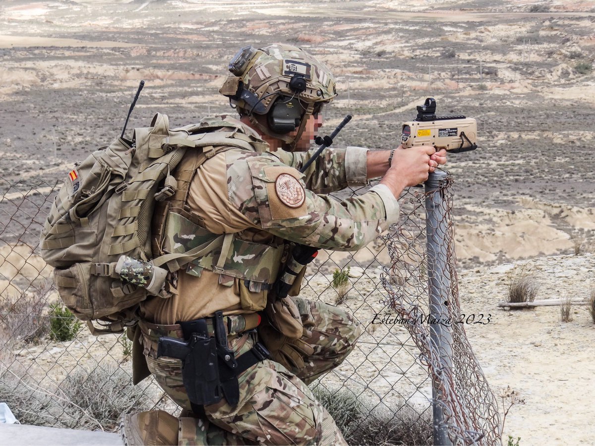 EstebanPhoto11's tweet image. Operadores JTAC del #EZAPAC del @EjercitoAire coordinando misiones de Close Air Support con los A-10 de la USAF en el polígono de tiro de Bardenas durante el ejercicio #SwiftResponse23.

También han probado una nueva pistola láser designadora de blancos.

Special Operations ☠️