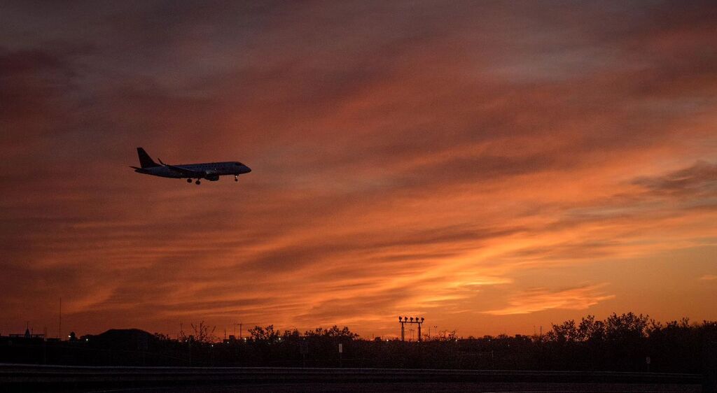 Golden landing...

#toronto #pearson #airport #plane #landing #sunset #clouds #yyz #the6ix <a href="/aircanada/">Air Canada</a> <a href="/torontopearson/">Toronto Pearson</a> instagr.am/p/CsZcBgNP_f9/