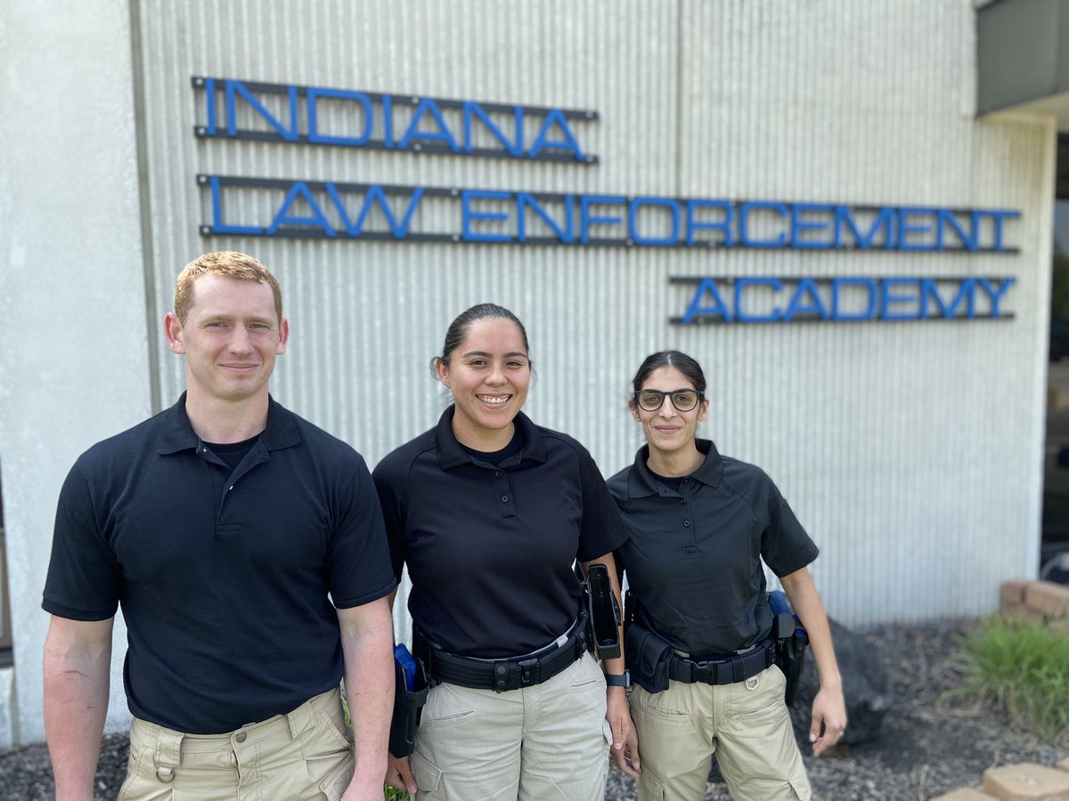 IndianaLawEnfo1's tweet photo. Homeward bound!
These students are happy to have their 3rd week completed at the ILEA. We caught a few of them as they were leaving for the weekend. #ILEABasicClass230 #StaySafe #IndianaPolice #HomewardBound #PoliceWeek https://t.co/y8UKvAN0ud