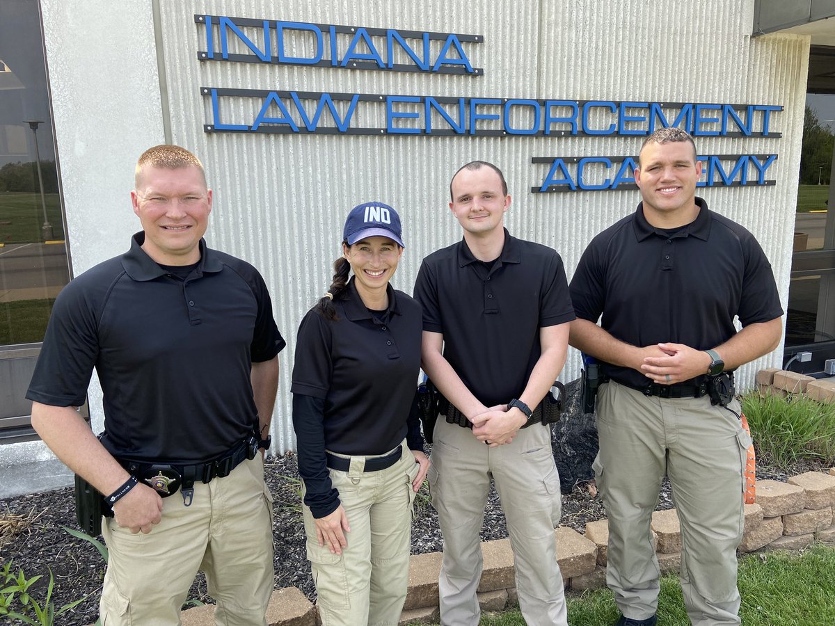IndianaLawEnfo1's tweet photo. Homeward bound!
These students are happy to have their 3rd week completed at the ILEA. We caught a few of them as they were leaving for the weekend. #ILEABasicClass230 #StaySafe #IndianaPolice #HomewardBound #PoliceWeek https://t.co/y8UKvAN0ud