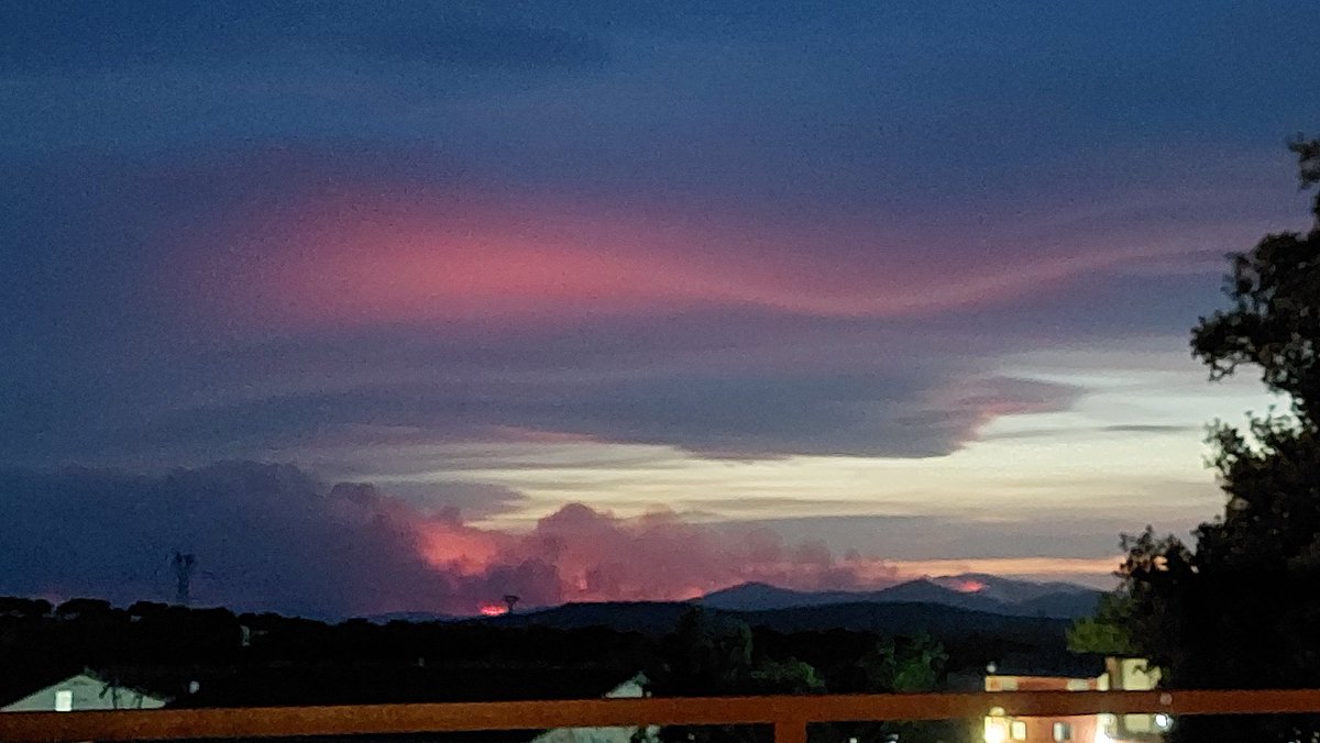 Desde #Jarilla hoy al anochecer se veía así el incendio de #Pinofranqueado. Pena y rabia... ¡Ánimo a nuestros vecinos hurdanos!!