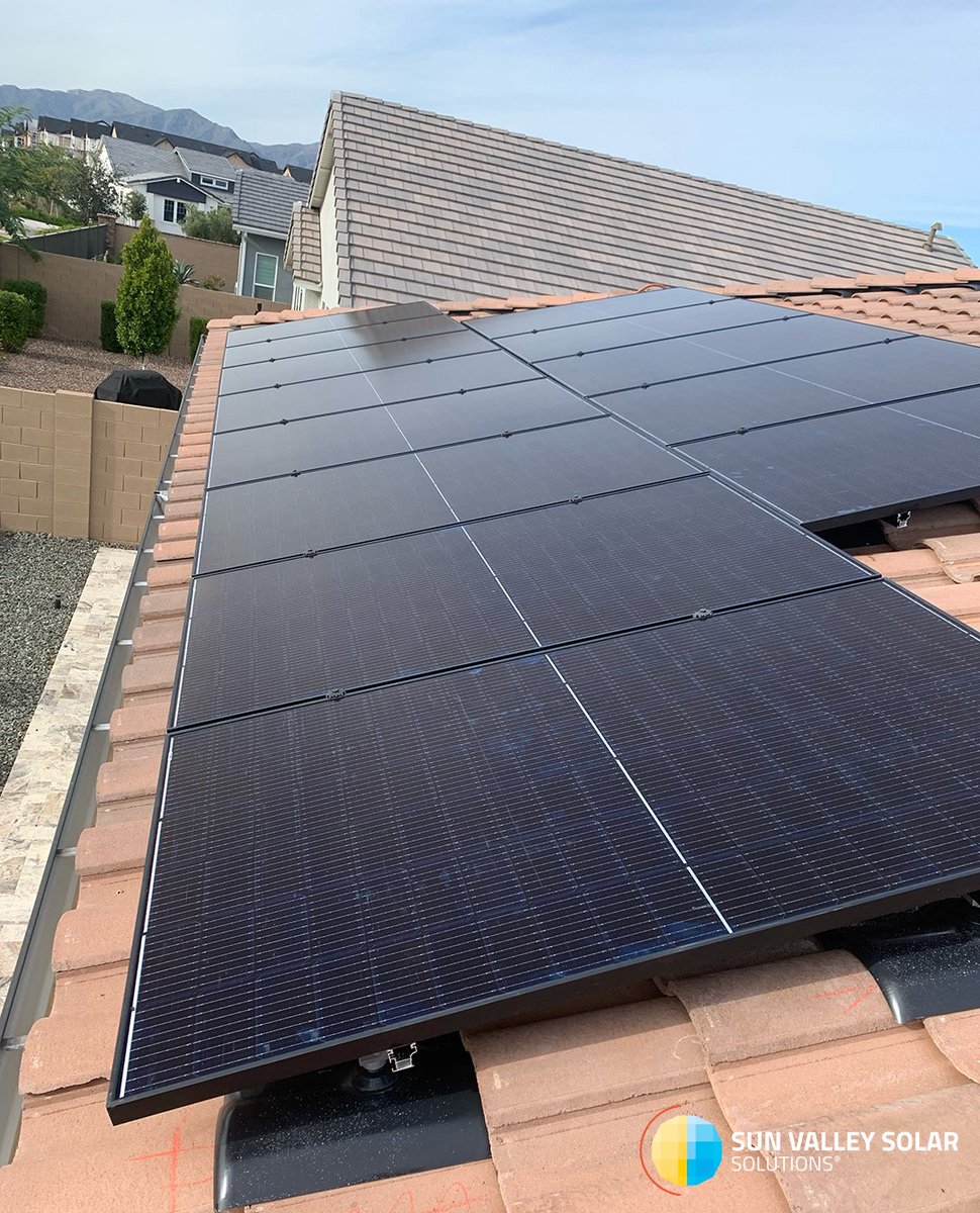 What a good looking install! This family in Surprise can now enjoy a cooler summer with their 9.62kW solar energy system! hubs.ly/Q01Pg8NS0