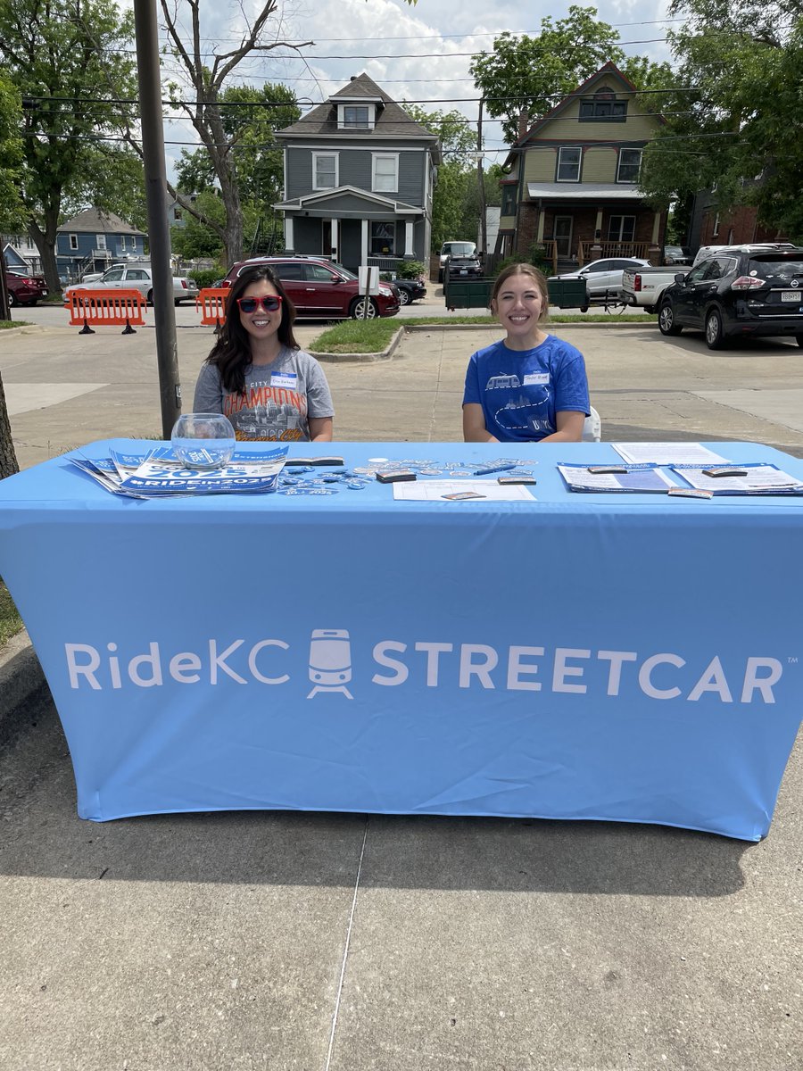 BuildKCSC's tweet image. Thank you @MidtownKCNow for hosting today's Party in the Parking Lot! We enjoyed talking about exciting #kcstreetcar Main St. Ext. updates with neighbors over lunch from the Russell!
 
#RideIn2025 #BuildKCSC #LuvMidtownKC @kcstreetcar @KansasCity @RideKCTransit