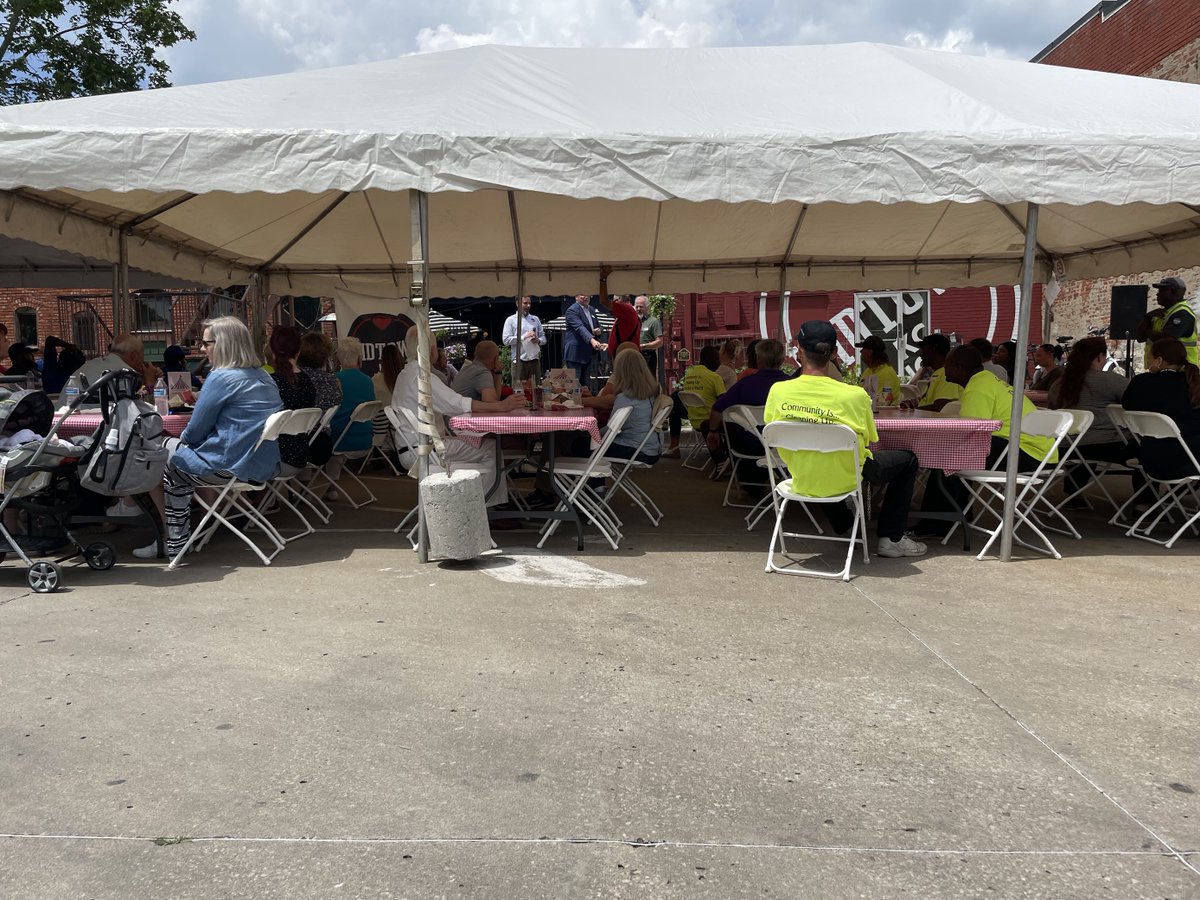 BuildKCSC's tweet image. Thank you @MidtownKCNow for hosting today's Party in the Parking Lot! We enjoyed talking about exciting #kcstreetcar Main St. Ext. updates with neighbors over lunch from the Russell!
 
#RideIn2025 #BuildKCSC #LuvMidtownKC @kcstreetcar @KansasCity @RideKCTransit