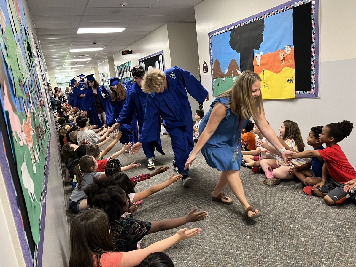 wojcikfaith's tweet photo. Nothing fills a teachers heart more than seeing a former student now college bound! #HayesHawks #HayesFirstGrade https://t.co/W0IL9wb5Ly