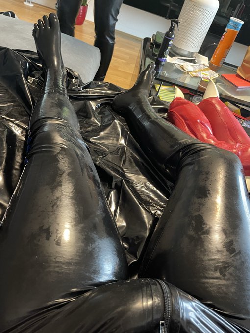 Have a nice full coverage friday!

#latex #rubber #toes #toe #toesocks #socks #full #coverage #friday