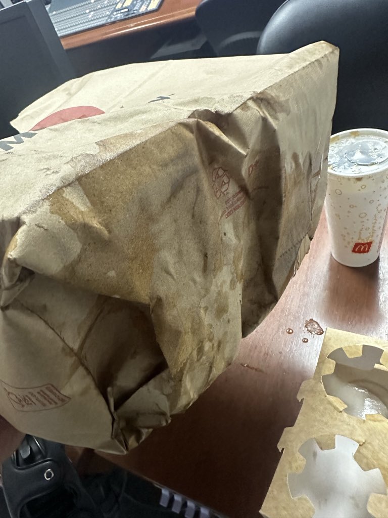 La estrategia de #RappiEcuador para robar se da gracias a la ineptitud de <a href="/McDonalds_Ecu/">McDonald's Ecuador</a> q no pueden sellar un vaso de cola, así llega el pedido mojado y el repartidor mas bravo, una gran combinación de #ineptitud