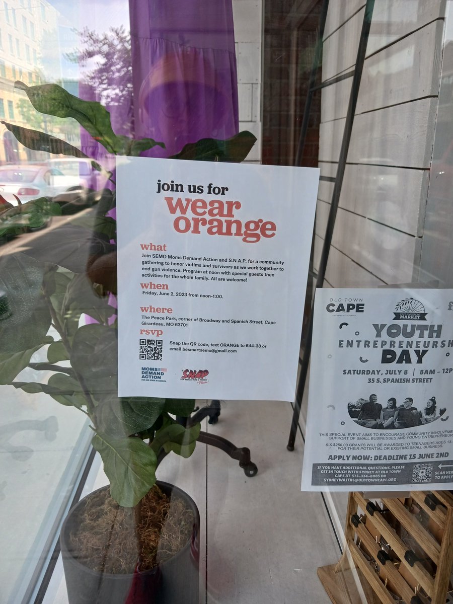 LAWashingtonMO's tweet photo. Walking in downtown cape girardeau, MO and discussing all things wear orange weekend 🧡 @LaWashingtonMo @MomsDemand @Shannon Watts https://t.co/yG5JkTeCHt