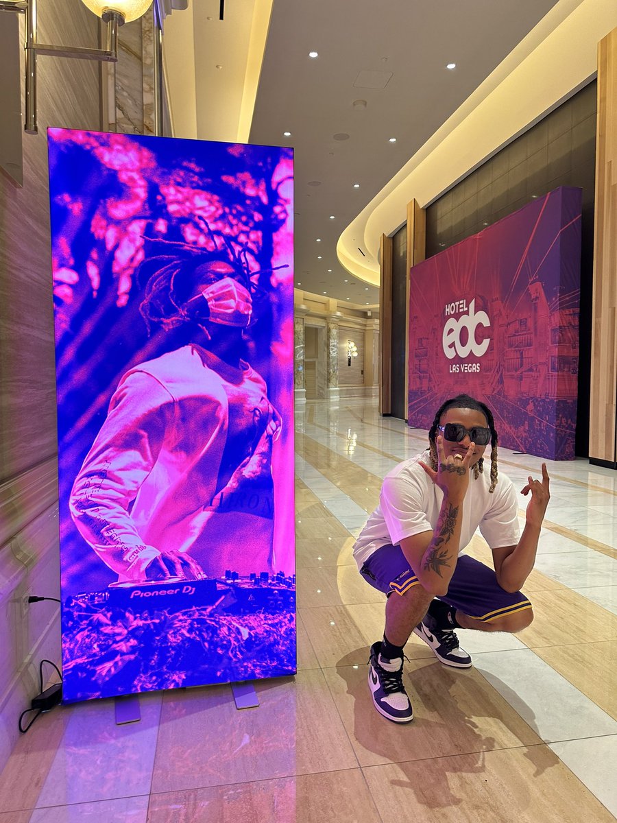 CHEFSAYMYNAME's tweet photo. Just took a picture with saymyname in Vegas at the edc hotel. He’s aight https://t.co/lGHRDX91R1