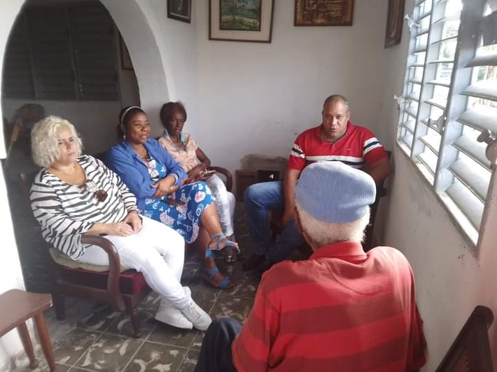 Intercambio de el escritor Julio Yanes. #SanctiSpirítusEnMarcha.<a href="/AidaDiazFernnd1/">Aida Diaz Fernández</a> <a href="/chinea_diaz/">Yadira Diaz Chinea</a> <a href="/DeivyPrezMartn1/">Deivy Pérez Martín</a> <a href="/FrankOsbel/">Frank Cañizares Rodríguez</a> <a href="/MunicipalPp/">Asamblea Municipal PP Sancti Spiritus</a> <a href="/NolbertoGR1968/">Nolberto Gonzalez Rodríguez</a> <a href="/RomelBeltrnPre2/">Romel Beltrán Pérez</a> <a href="/TeresitaRomeroR/">Teresita Romero Rodríguez</a>
