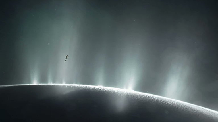 The #JWST has spotted Saturn’s moon Enceladus spraying out a huge plume of water vapour, far bigger than any previously seen there. This enormous cloud might contain the chemical ingredients of life, escaping from beneath the moon’s icy surface.

👉 nature.com/articles/d4158…