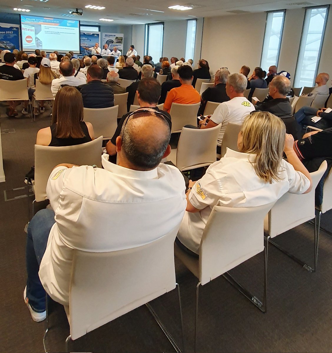 ℹ️ Cette fin de journée a permis aux organisateurs de donner les dernières consignes lors des briefings de la Direction de Course, des voitures d'encadrement et des chronométreurs.

Merci aux 4️⃣5️⃣0️⃣ bénévoles, commissaires et équipes d'organisation.😉