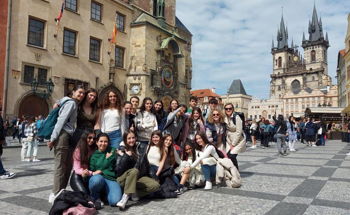 Visitas de hoy… 
Castillo de Praga, barrio de Mala Strana, muro de John Lennon y Plaza Vieja. Nuestros alumnos están encantados y disfrutando mucho
#intercambiocultural
#praga
#aprendiendo
#wearemontpe
#SomosFEFMONT
#laclaveestaenti @comontpellier @FEFMONT_ @jagsombrero