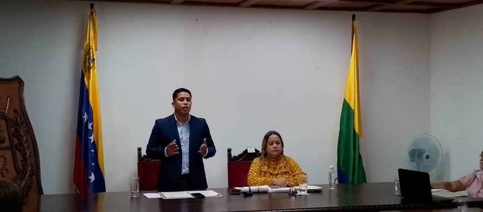 Juniorgpsuv's tweet photo. El Consejo Legislativo de #NuevaEsparta improbó el Informe de Gestión Político Administrativo del gobernador Morel Rodríguez por presentar numerosas inconsistencias.  

¡Tiene que rendirle cuentas al estado y al pueblo!

@NicolasMaduro 
#CooperaciónYSolidaridad https://t.co/5E23CFvvMO