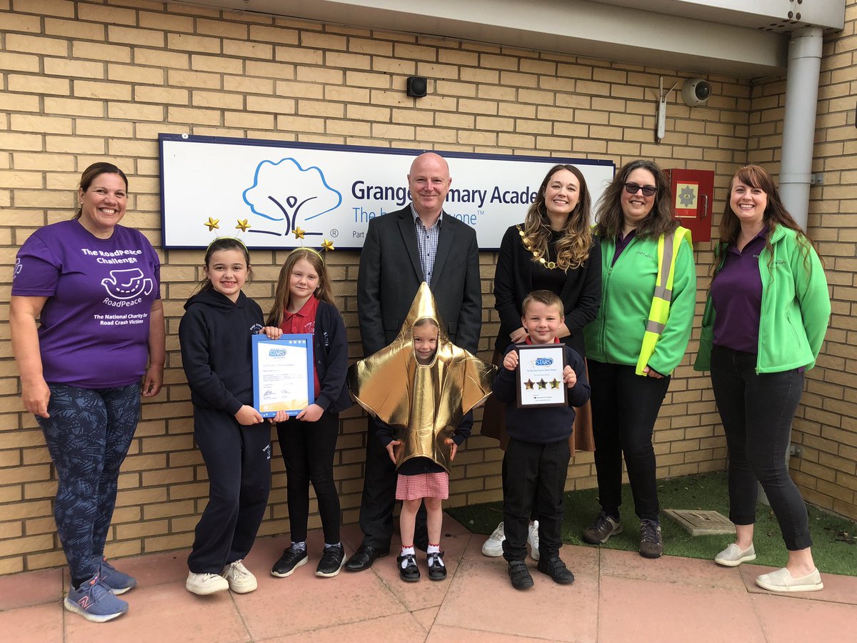 Gold STAR award 🌟 themed ‘walking bus’. Great morning with pupils, parents and staff of <a href="/Grange_Primary/">Grange Primary</a> joined by Cllr Fedorowycz our new <a href="/KetteringTC/">Kettering Town Council</a> mayor and <a href="/EmilieBunkall1/">Emilie Bunkall</a> for <a href="/RoadPeace/">RoadPeace</a>