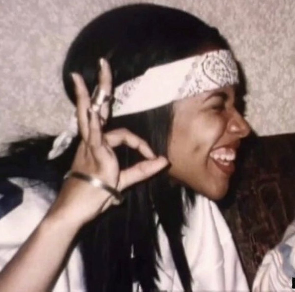 TheAaliyahApp's tweet image. /.\ When you realize it’s almost the weekend like… 👌

👉Who can’t wait for the weekend?

@aaliyah @RAD_6 #Aaliyah #ThroughBackThursday #FlashbackFriday #weekendfeeling