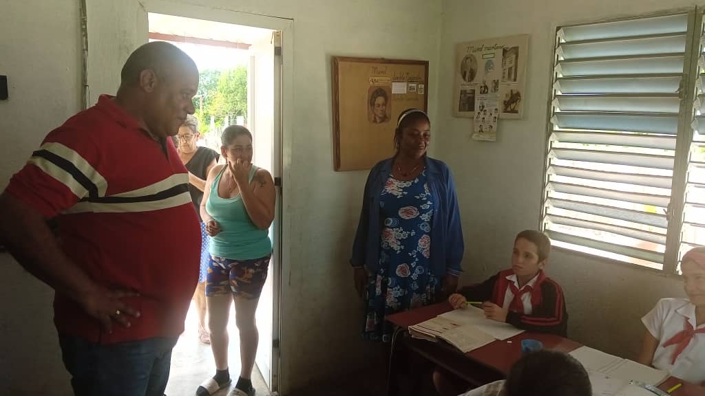 Intercambio con pobladores, docentes y niños de la comunidad Pueblo Seco.#SanctiSpirítusEnMarcha .<a href="/AidaDiazFernnd1/">Aida Diaz Fernández</a> <a href="/chinea_diaz/">Yadira Diaz Chinea</a> <a href="/DeivyPrezMartn1/">Deivy Pérez Martín</a> <a href="/FrankOsbel/">Frank Cañizares Rodríguez</a> <a href="/MunicipalPp/">Asamblea Municipal PP Sancti Spiritus</a> <a href="/NolbertoGR1968/">Nolberto Gonzalez Rodríguez</a> <a href="/RomelBeltrnPre2/">Romel Beltrán Pérez</a>