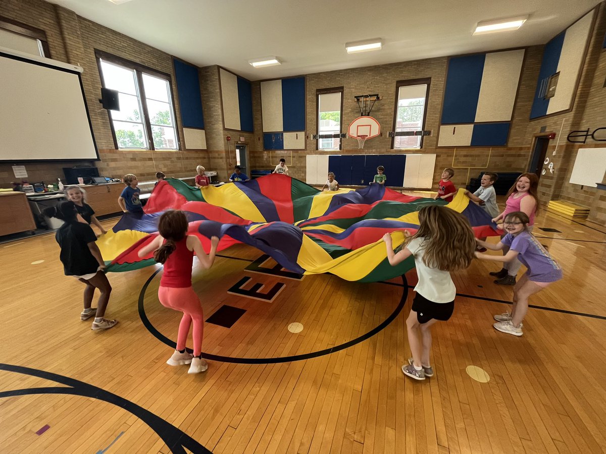 sarandy4's tweet photo. I love my job!! @LPSFranklinElem #PETeacher #ParachuteFun https://t.co/x4PnxS1beb