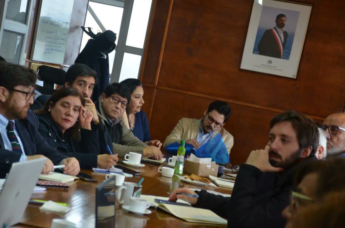 seremieducrios's tweet photo. 📚 Jefa de Implementación de la @EduPublicaCL, Daniela Cornejo, y el Seremi, @juanpablogerter, se reunieron con los jefes Daem de las comunas que serán parte del #ServicioLocal #Valdivia para informar y aclarar dudas sobre el proceso.
#EducaciónPúblicaAvanza ✅
#Valdiviacl https://t.co/BTX6CUtPaW