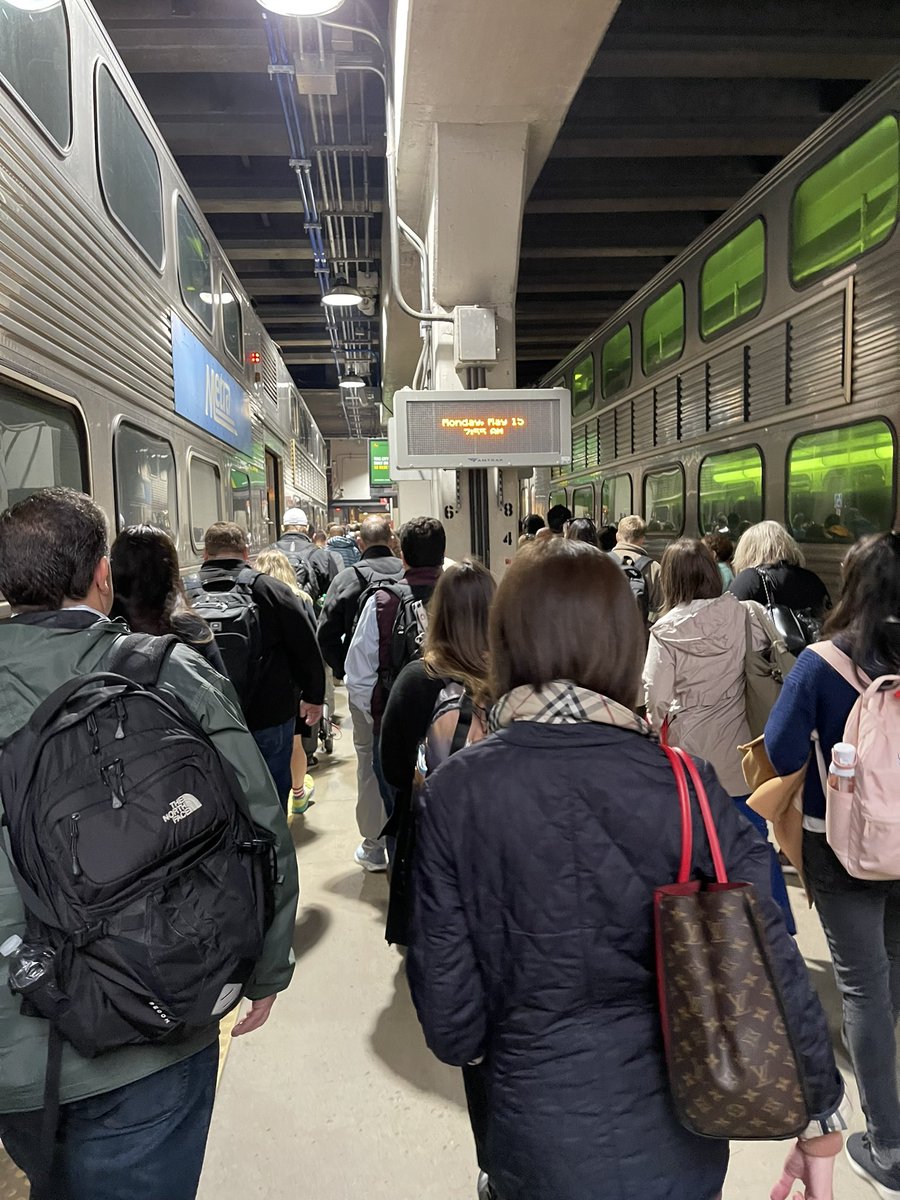 KDillardRTA's tweet photo. Great to see @Metra platforms packed again this week! The last two days it has been over an hour on Eisenhower and Stevenson but a comfortable half hour by train (actually got in 4 min early yesterday)! https://t.co/oBagCSUGn7