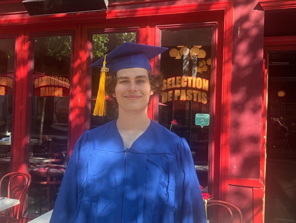 MannysBistroNY's tweet photo. Happy Graduation Week to everyone, but especially to a few special people: Our amazing teenage pastry chef Daron just graduated from @yorkprep &amp; dear guest Katsumi graduated from @Columbia. Bravo! Your @mannysbistrony family is so proud of you.🥂🎓#mannysbistro #nyc #graduation https://t.co/Qd0VBK8sW8