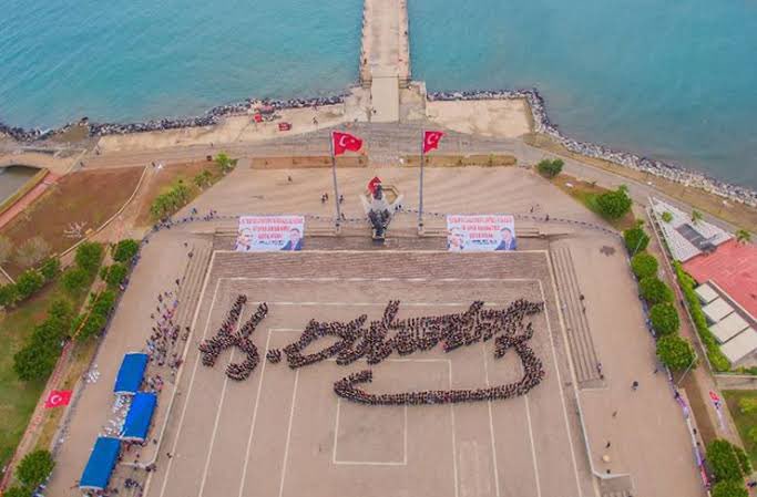 Hatayist's tweet photo. 6 yıl önce bugün İskenderun anıt alanında 1919 kişi ile Atatürk imzası atıldı. 

19 Mayıs Atatürk'ü anma, Gençlik ve Spor Bayramımız kutlu olsun. 

#19Mayis1919 
#19MayısGenclikveSporBayramı https://t.co/4xNfVNvQEu