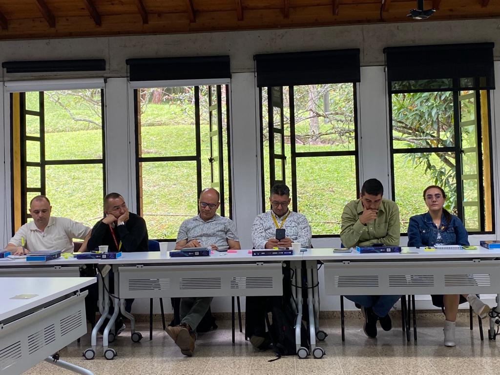EAFIT's tweet photo. 📌Esta semana desde #EAFITLlanoGrande, realizamos la Mesa de Innovación Educativa 💡📚que contó con la participación de líderes educativos del oriente antioqueño.

💭Este encuentro estuvo enfocado en resolver retos educativos en la ruralidad, así como en el desarrollo de modelos educativos basados en ciencia, tecnología e innovación. 🚀💡👩🏼‍🔬