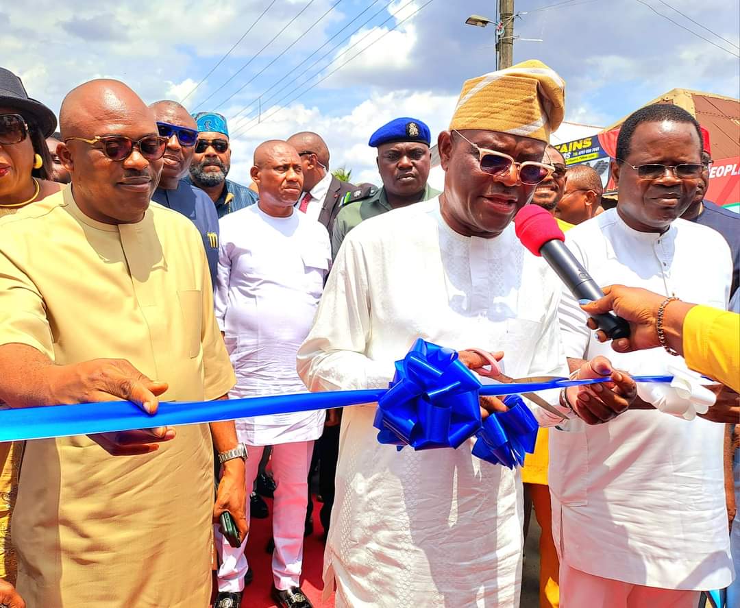 EzeIchemati's tweet image. GOOD NEWS.

WORKAHOLIC GOVERNOR WIKE ALONGSIDE THE RIVERS STATE GOVERNOR-ELECT SIR SIM FUBARA COMMISSIONED 2 MAJOR ROAD PROJECTS IN 3 LOCAL GOVERNMENT AREAS OF RIVERS STATE.

#SimMediaVolunteers.
#Smv
(C) Ezebunwo Ichemati.