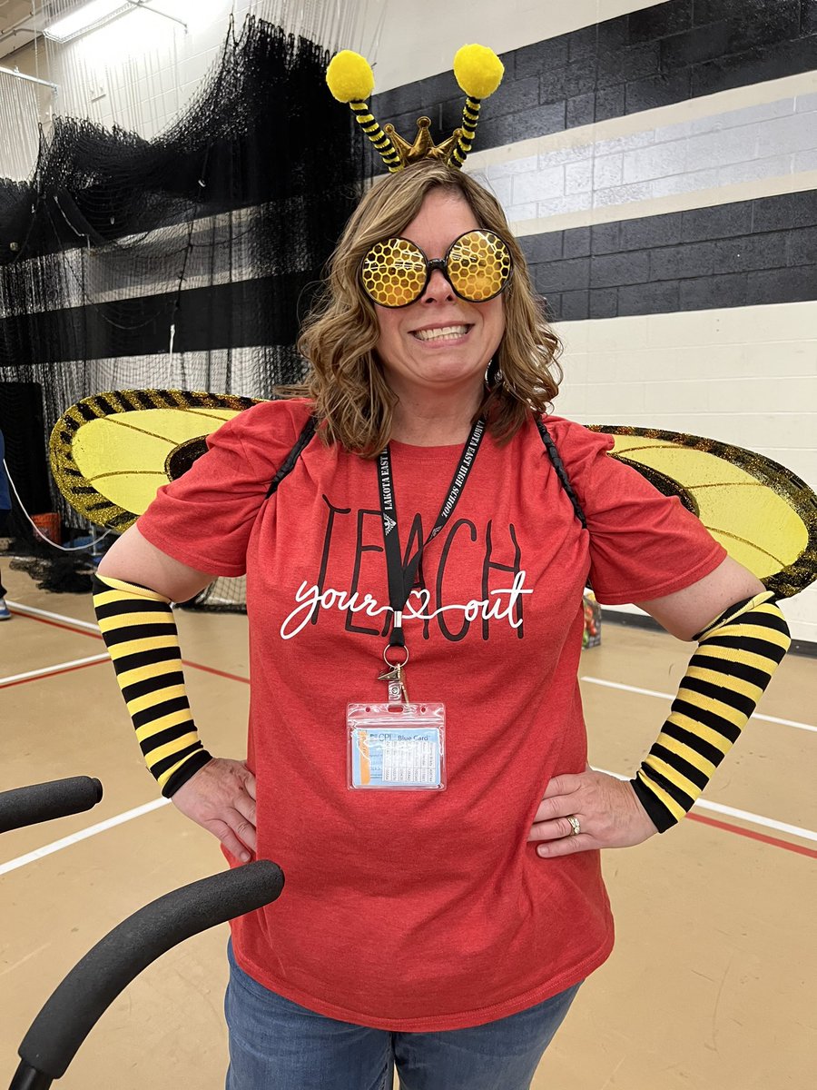 EllenBowmann's tweet photo. Final Thursday Dance Party in the books! Come to find out it was a surprise Queen Bee party for me as well! Y’all know I couldn’t resist…just saying!💛🐝💛🐝 @EAST_HAWKS #QueenBee #danceparty @ZSmoqi #endoftheyearfun https://t.co/HcRURc4FOl