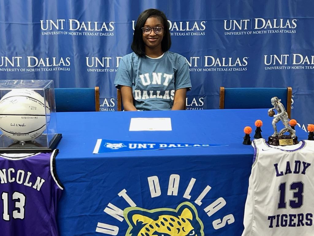 UNTD Women's Basketball would like to welcome Zamiah Lewis to "The TRAIL".  Ready to leave her mark in her hometown!!!