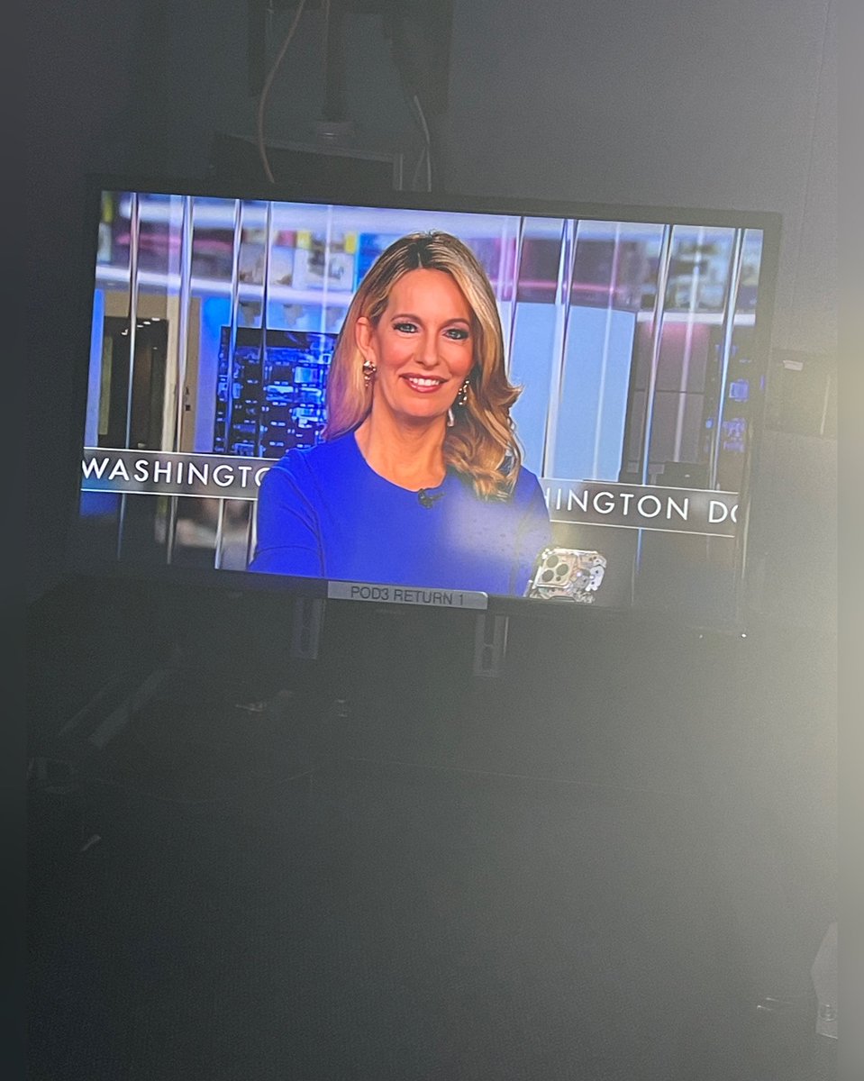 Kellyhyman1's tweet image. Here are a few behind the scenes photos at Fox News at Night, where I joined Trace Gallagher as a guest on the show. 📸 

#KellyHyman #LegalAnalyst #LegalCommentary #WomanInLaw @kevincorke @tracegallagher @foxnewsnight @FoxNews