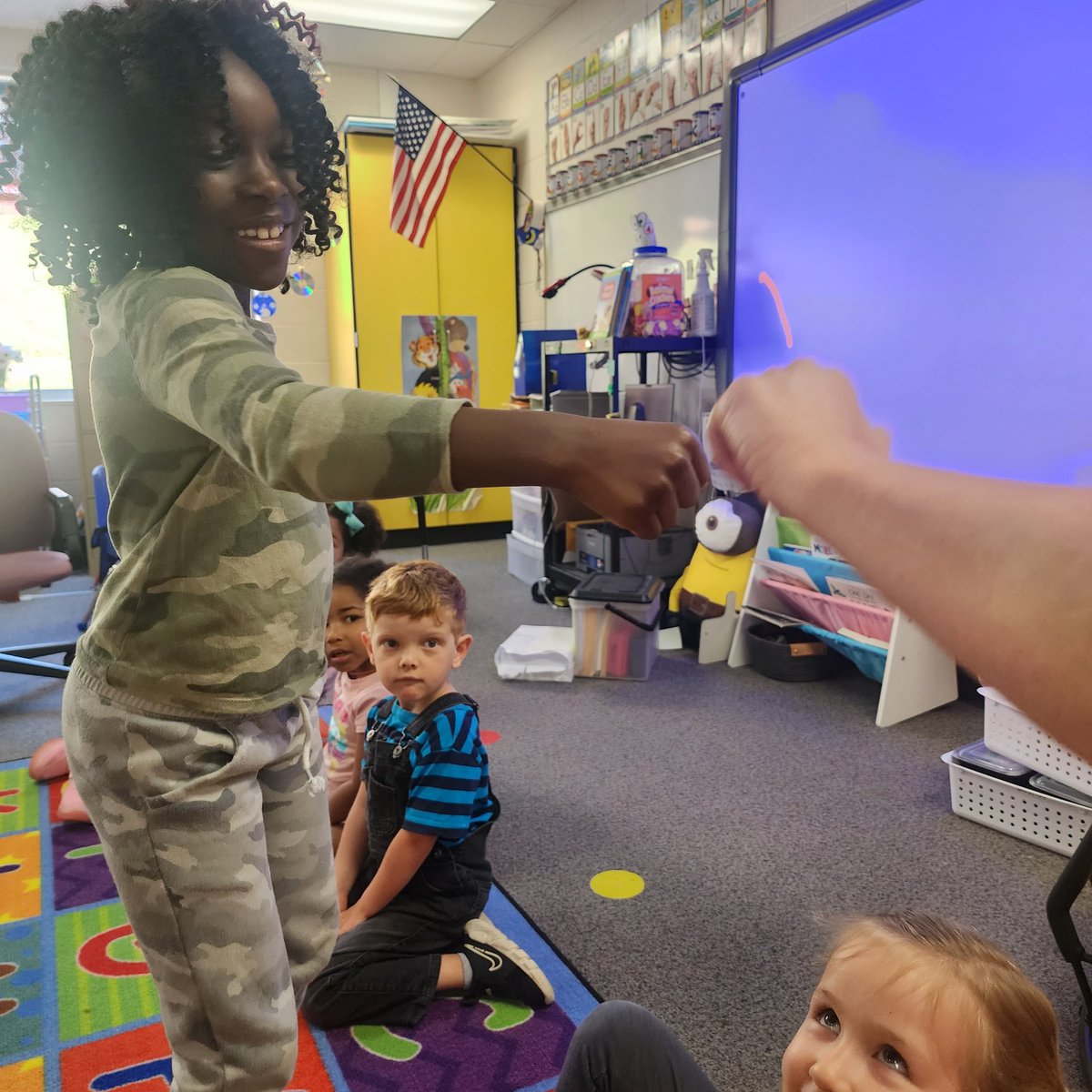 It is always a good day when a former student gets to visit the PreK to sing and sign the ABC's!  
Thank you @DossersFirsties for letting me borrow my friend from last year, just for a little while.  
💛🖤💛 <a href="/MountainViewJCS/">Mountain View Elem</a> <a href="/jcityTNschools/">JohnsonCitySchools</a>