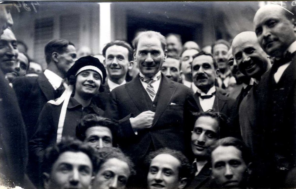 "Dinlenmemek üzere yürümeye karar verenler, asla ve asla yorulmazlar. 
Türk gençliği gayeye, bizim yüksek idealimize durmadan, yorulmadan yürüyecektir."

19 Mayıs Atatürk'ü Anma, Gençlik ve Spor Bayramımız kutlu olsun!