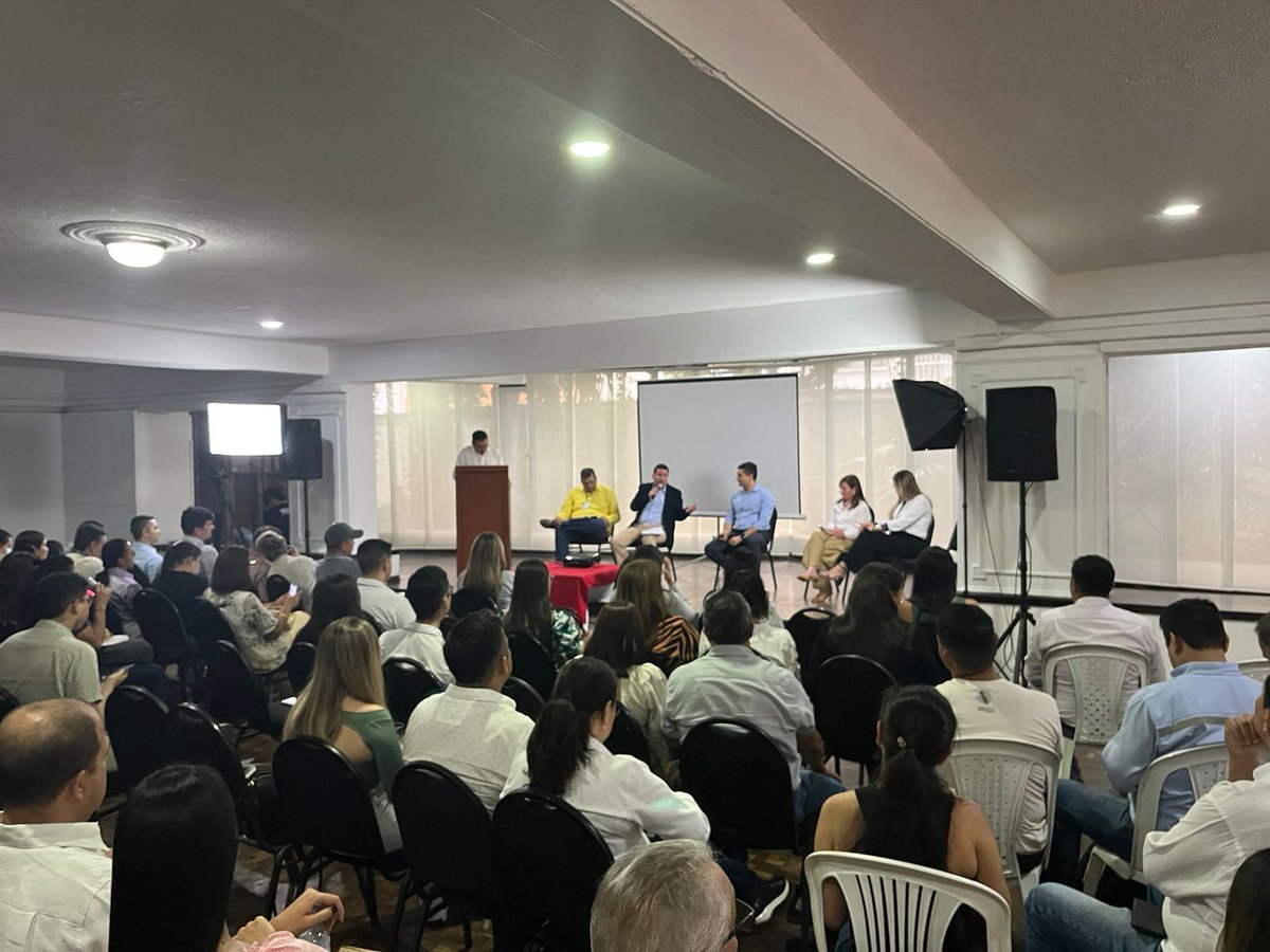 CRCSantander's tweet photo. #Hoy socializamos los resultados del estudio de identificación de oportunidades comerciales y de inversión con Venezuela liderado por @cccucuta, @CCBucaramanga, @pro_santander y @UIS y diseñado por @AraujoIbarraCol. https://t.co/RAMATVQkGx