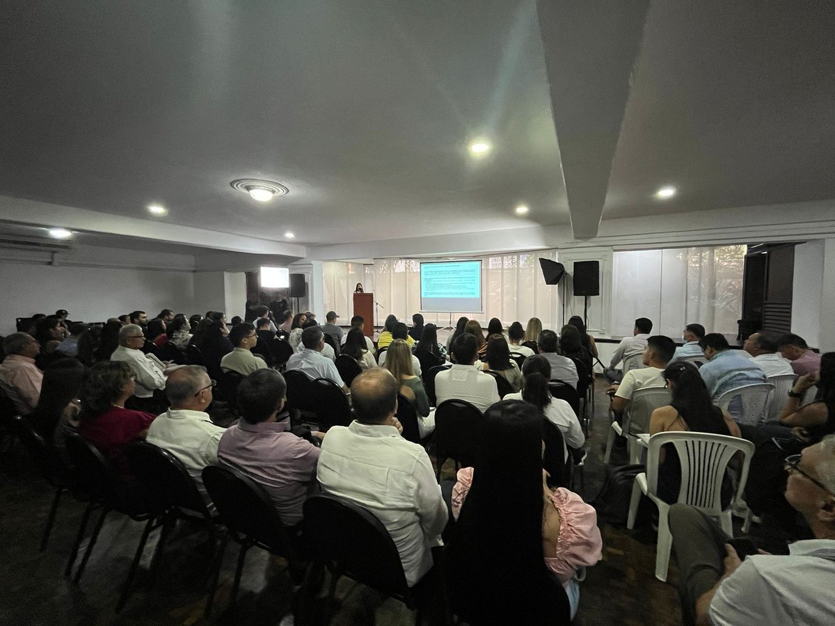 CRCSantander's tweet photo. #Hoy socializamos los resultados del estudio de identificación de oportunidades comerciales y de inversión con Venezuela liderado por @cccucuta, @CCBucaramanga, @pro_santander y @UIS y diseñado por @AraujoIbarraCol. https://t.co/RAMATVQkGx