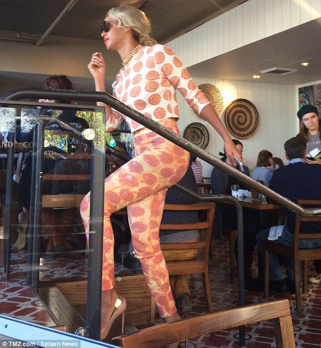 THUGGABEY's tweet photo. Beyoncé was so unserious for walking in a vegan restaurant wearing pepperoni 💀😭 https://t.co/jsHQh0VQEo