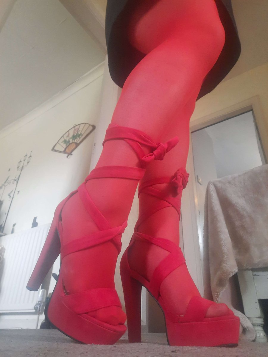 Red tights, red heels. Now I just need to make the soles red~

#giantess #sizetwitter #goddess