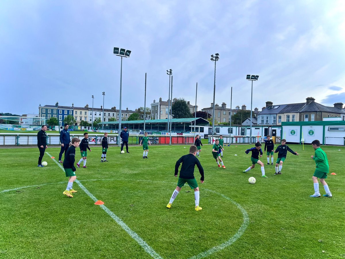 Great to have our under 11s @Cabinteely_FC team out training with the <a href="/BrayWdrsAcademy/">Bray Wanderers Academy</a> <a href="/BrayWanderers/">Bray Wanderers FC</a> this evening 💚⚽️