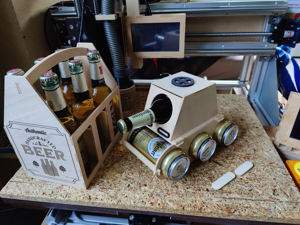 MrKevCrafter's tweet photo. Und die diesjährigen Vatertagsgeschenke :D Es geht hier um Bier , also nen Träger und einen Bierpanzer , welcher allerdings noch nicht personalisiert ist 😂 https://t.co/KORZGFa29D