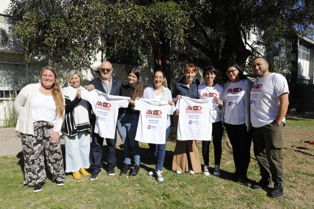 marinalesci's tweet photo. ❤️ | Visitamos a @JuliSalom y al equipo del @imdipamlomas que comenzaron a entregar las camisetas para la 3° edición del #LomasSeConecta del próximo domingo, la maratón para concientizar sobre las personas electrodependientes en el Parque Eva Perón.
@minsaurralde https://t.co/WQOiRmq5EJ