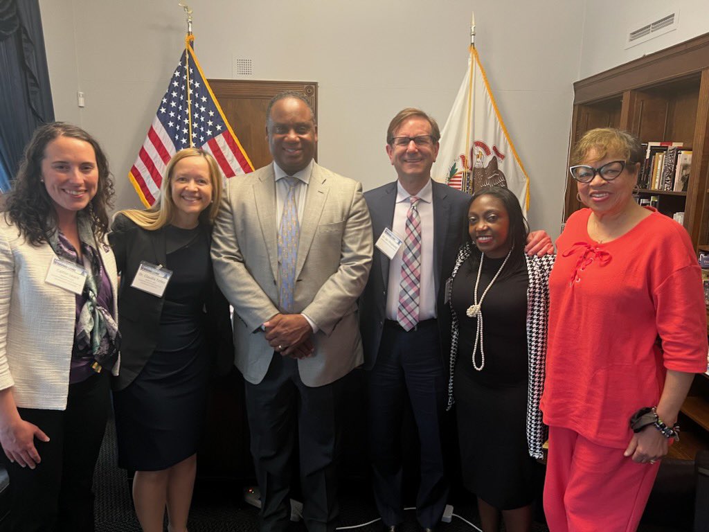 @LurieCancer, @UICancerCenter and Peer Plus represented the great state of IL at AACR/AACI Day on the Hill advocating for more funding for cancer research. Team work at its finest! #fundNIH #FundNCI