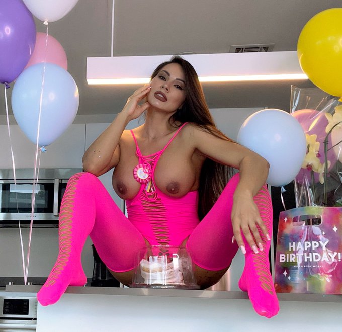 Today is my birthday 🎂 do you want slice my cake 🍰😈hoy es mi cumplea&ntilde;os te gustar&iacute;a partir mi tortica