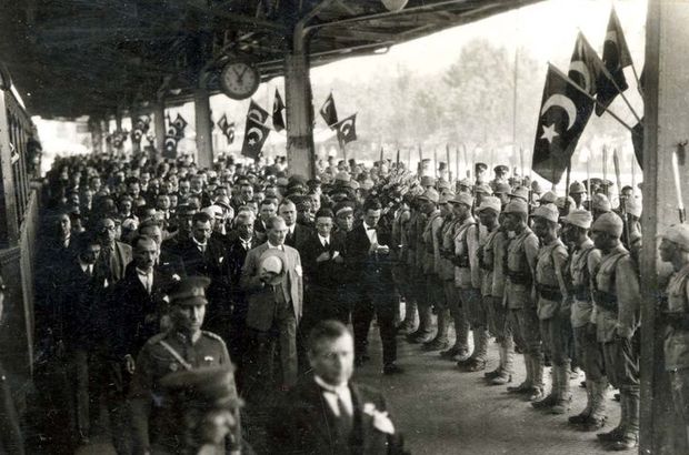lastozgur's tweet photo. Bir milletin makus talihinin yeniden şahlandığı, millî mücadelenin ilk adımı, Cumhuriyet'in ilk tohumu, Türk Milleti'nin Samsun'da doğan umut ışığı...🌅
19 Mayıs Atatürk'ü Anma, Gençlik ve Spor Bayramımız kutlu olsun 🇹🇷 https://t.co/DT7fuKS36j