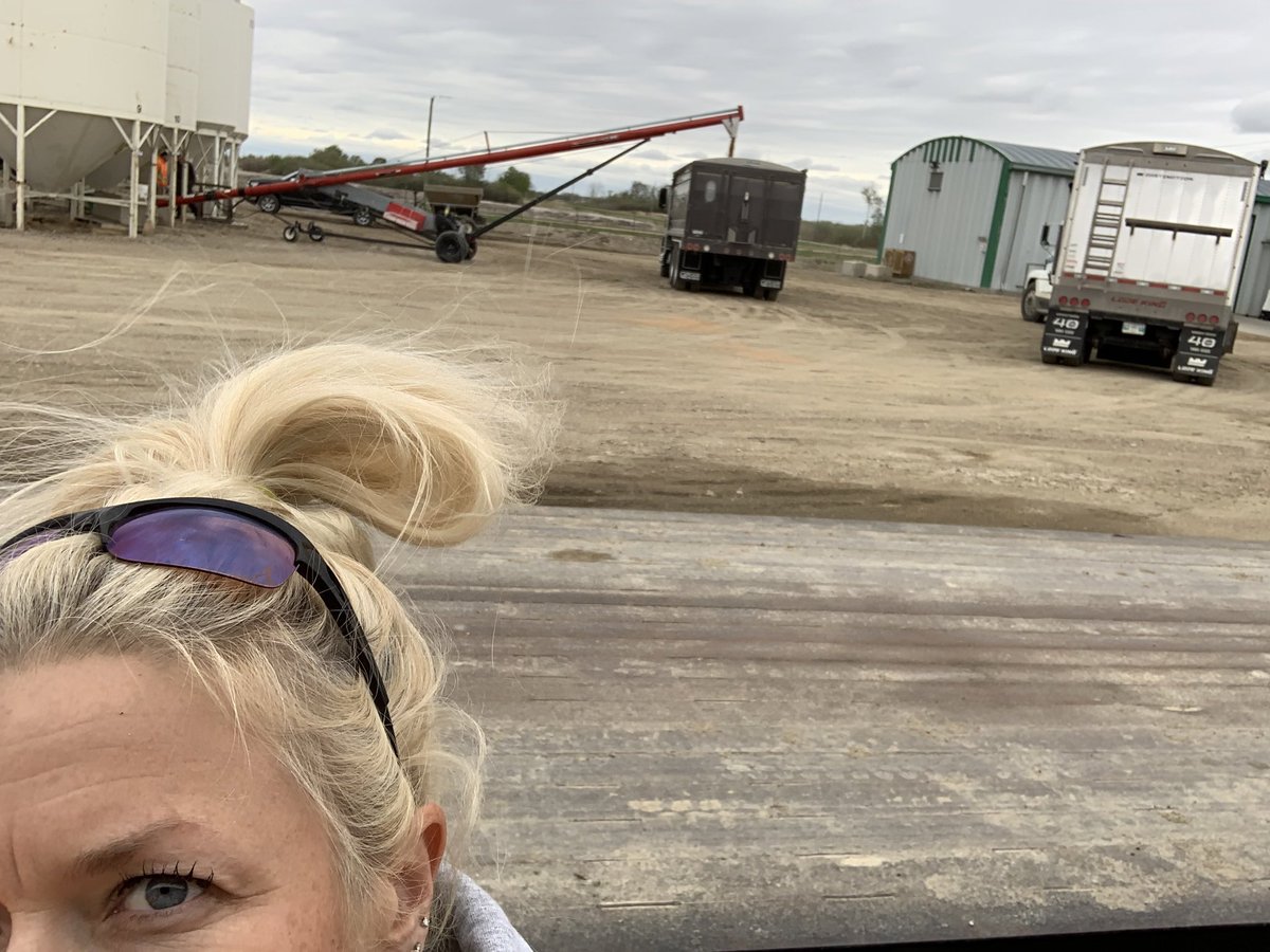 When the temps feel like +4 with a strong wind and the site has been buzzing all day!! #nutrien
#canadianag