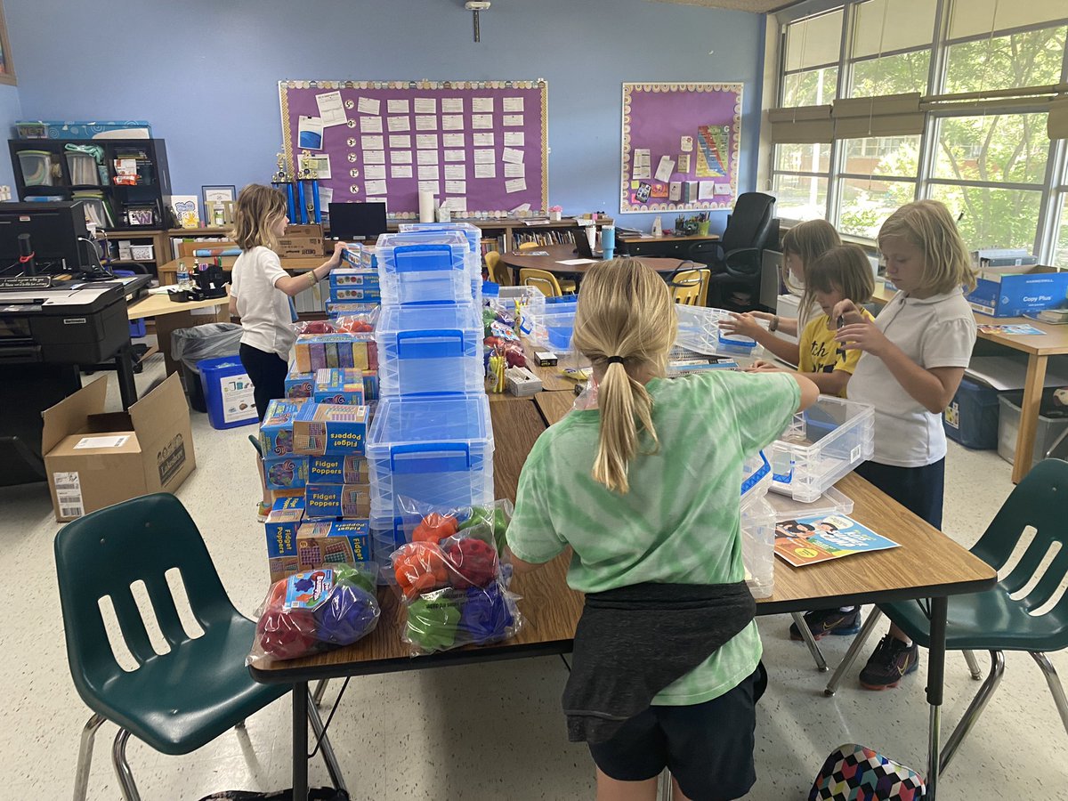 vanessa_315's tweet photo. PersonalizeDISD: RT @KramerDISD: The People’s Choice Winners from this year’s #pitchforgood competition has assembled their Heart and Mind Kits, ready to support #sel systems next year at Kramer! Thank you, @PersonalizeDISD @vanessa_315 @k10watkins! https://t.co/fm1S4uNWUy