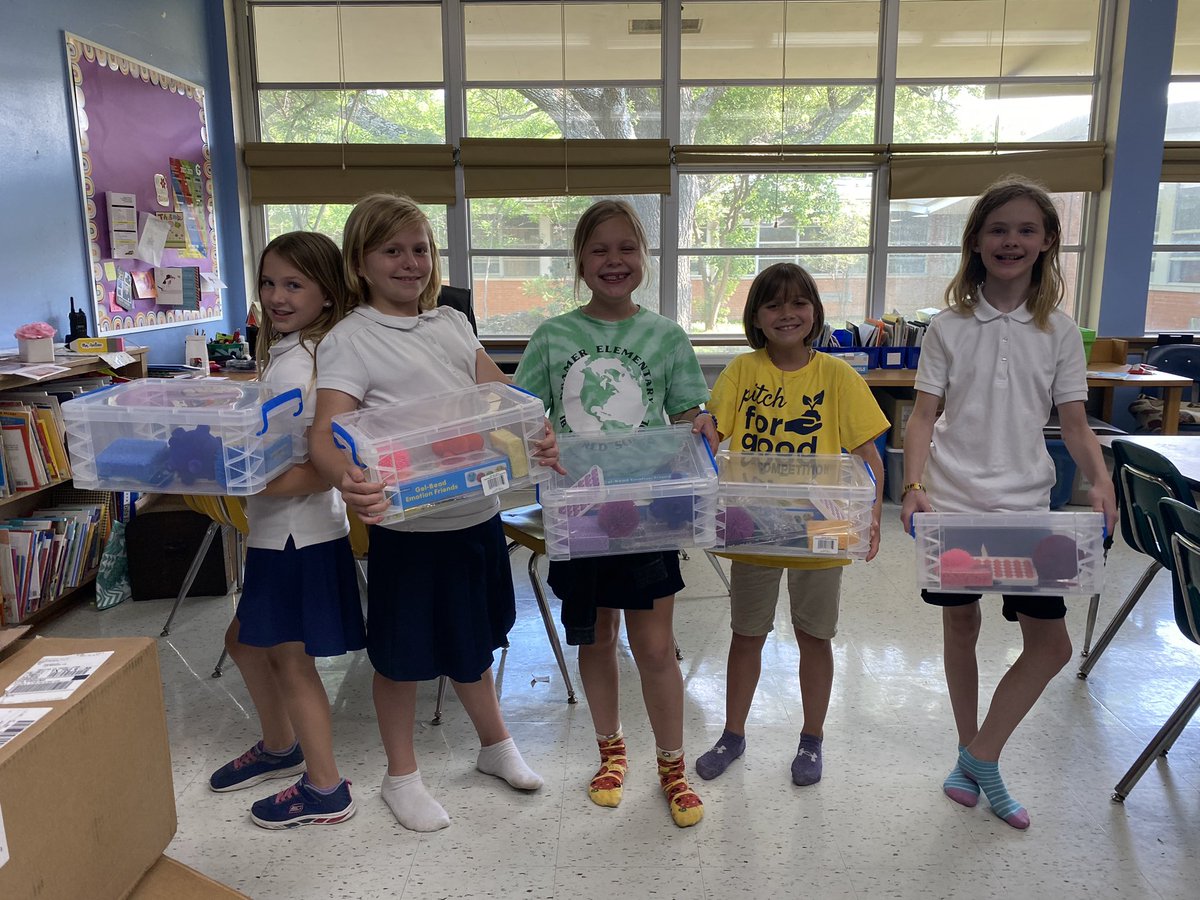 vanessa_315's tweet photo. PersonalizeDISD: RT @KramerDISD: The People’s Choice Winners from this year’s #pitchforgood competition has assembled their Heart and Mind Kits, ready to support #sel systems next year at Kramer! Thank you, @PersonalizeDISD @vanessa_315 @k10watkins! https://t.co/fm1S4uNWUy