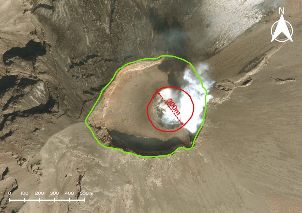 asalmendez's tweet photo. Todos vemos sorprendidos los videos de las explosiones nocturnas del #Popocatépetl , pero surge la pregunta. 

¿Qué tamaño tiene el cráter de este coloso? 

Aquí la respuesta. 👇
Cráter interno (rojo) y externo (verde) del volcán. https://t.co/ajV3tGFqB2