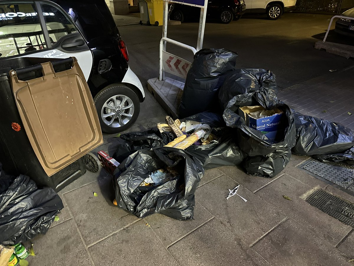 rtellaeche's tweet photo. @tusupercor  En Núñez de Balboa Balboa 24, madrid, dejan alimentos en buen estado con fecha vencida. La gente viene todos los días a buscar comiday se hace un desastre. Una pesadilla para los vecinos. https://t.co/jkEBEVbuId