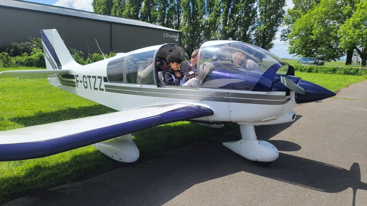 Baptême de l’air de nos 16 élèves de 3e garçons/filles qui préparent leur Brevet d’Initiation Aéronautique. Un moment inoubliable dans une vie…